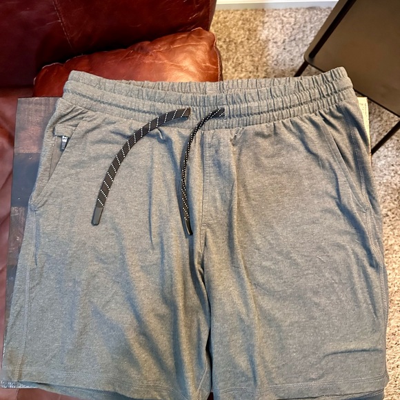 Bear Bottom Tech Short 7” inseam Charcoal Gray Large - Picture 3 of 16